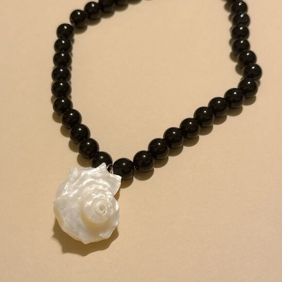 SeaShell statement Necklace S928 - Picture 3 of 4